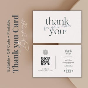 Op de afbeelding: Dubbelzijdige bedrukbare bedankkaart met een gespikkelde beige achtergrond. De voorkant toont de woorden "thank you" in een gestileerd lettertype. De achterkant bevat een QR-code, social media-iconen en tekst.