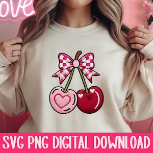 Puede incluir: Sudadera color crema con un diseño de cerezas bordadas. Las cerezas son rojas y rosas, con un lazo a cuadros y tallos verdes. El texto "SVG PNG DIGITAL DOWNLOAD" está en la parte inferior.