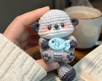 Gehaakte otter sleutelhanger met vis, amigurumi otter pluche, schattige tas bedel otter, kawaii dieren sleutelhanger, mini knuffel, handgemaakt cadeau