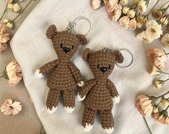 Llavero de osito de peluche a crochet – Osito amigurumi hecho a mano – Bonito llavero de osito – Pequeño amuleto de peluche – Regalo para ella