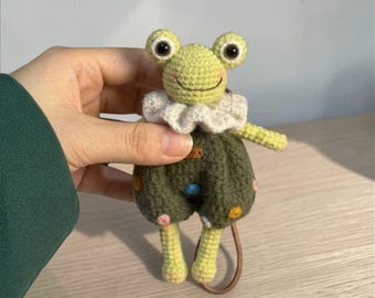 Llavero de rana de ganchillo con ropa desmontable, lindo colgante de rana para bolso, llavero de animal amigurumi, regalo hecho a mano, colgante de rana con ropa desmontable