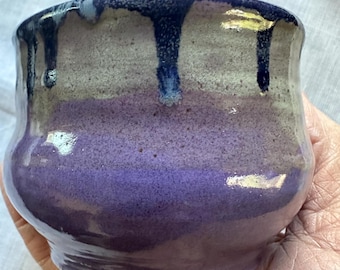 Taza de cerámica hecha a mano de 148 ml (5 oz) para té o espresso, color morado con esmalte azul, cerámica torneada a mano, regalo para el Día de la Madre, maceta para suculentas.