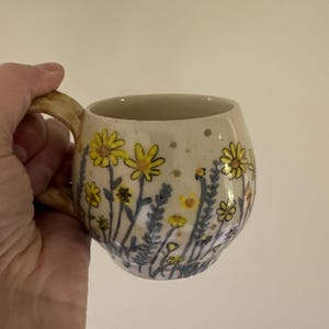 Mug artisanal en céramique à motif floral sauvage, tasse à café en grès de 17 cl, décoration rustique pour la cuisine