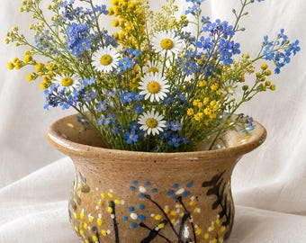 Handgemaakte vaas van steengoed met wilde bloemen, rustieke keukendecoratie, aardewerk cadeau