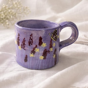 Caneca Flor de Lavanda 200ml, Cerâmica Artesanal, Caneca de Café Roxa, Cerâmica Pintada à Mão, Decoração Botânica, Presente para Ela, Decoração de Cozinha