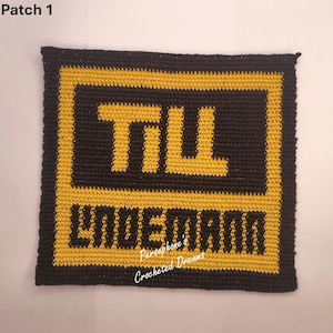 Peut inclure: Un écusson crocheté avec le texte "TIL LINDEMANN" en jaune sur fond noir. L'écusson est de forme carrée avec une bordure jaune. Le texte "Persephone's Crocheted Dreams" est visible en bas à droite.