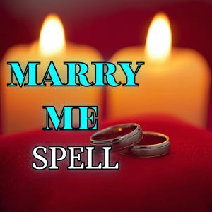 Op de afbeelding: Twee trouwringen liggen op een rode ondergrond, met de woorden "MARRY ME SPELL" in turquoise. Twee brandende kaarsen op de achtergrond creëren een romantische sfeer. De ringen zijn zilverkleurig met een donkere band.