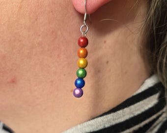 handgemachte bunte Regenbogen-Ohrringe mit Magical Beads, Statementohrringe, Hängeohrringe, LGBTQIA+ Ohrringe, CSD, Ally, Pride