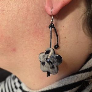Blumige Hängeohrringe in Schwarz-Weiß mit Lederband + Edelstahl-Ohrhaken mit Silikon-Ohrmuttern, Unikat