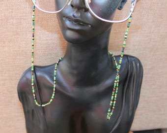 Delicata catenella per occhiali in diverse tonalità di verde, lunga 60 cm, realizzata con perline e perline a matita, ideale per occhiali da sole, da lettura, da lavoro o come regalo.