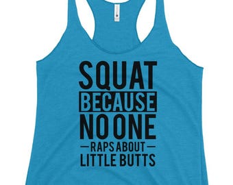 Puede incluir: Una camiseta sin mangas turquesa con el texto "SQUAT BECAUSE NO ONE RAPS ABOUT LITTLE BUTTS" en letras negras en negrita. La camiseta sin mangas tiene cuello redondo y diseño sin mangas.