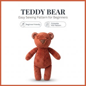 Peut inclure: Un ours en peluche avec une fourrure couleur rouille, un nez marron foncé et des oreilles intérieures à motifs floraux. Au-dessus, le texte indique TEDDY BEAR Easy Sewing Pattern for Beginners, avec des icônes pour Beginner Friendly et Printable PDF Pattern.