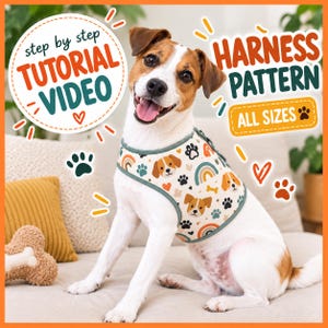 Puede incluir: Un perro lleva un arnés de color crema con un patrón repetitivo de caras de perro, arcoíris y huellas de patas. La imagen incluye el texto step by step TUTORIAL VIDEO, HARNESS PATTERN y ALL SIZES con iconos decorativos de corazones y patas.
