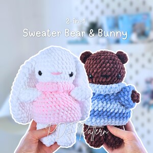 Könnte beinhalten: Zwei gehäkelte Stofftiere: ein weißes Kaninchen mit einem rosa Pullover und ein brauner Bär mit einem blauen Pullover. Der Text "2-in-1 Sweater Bear & Bunny" steht über den Spielzeugen. Der Text "PDF Pattern" steht unten.