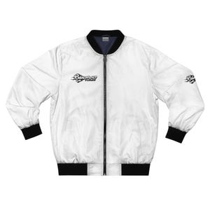 Peut inclure: Veste de bombardier blanche avec garniture noire sur les poignets, le col et l'ourlet. La veste comporte un logo noir sur la poitrine et la manche qui se lit "Twelve Turbo". La veste a une fermeture éclair pleine longueur.
