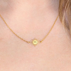 Collar con dije de sol con inicial grabada personalizada, collar minimalista celestial, regalo de cumpleaños para hermana pequeña, cadena rellena de oro de 14 k