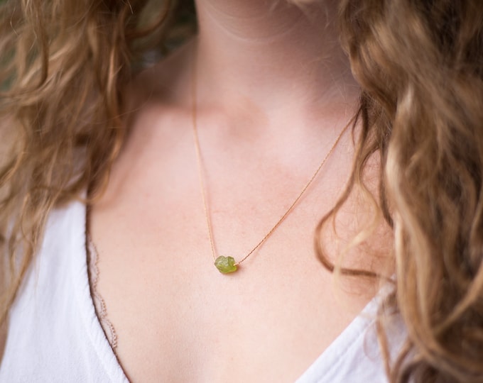 Raw Peridot Crystal Necklace, Rough Stone Necklace, Layering Necklace, Dainty Stone Pendant, Crystal Gifts, Summer Jewelry, Peridot Jewelry