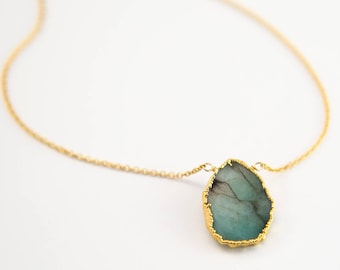 Raw Emerald Necklace, May Birthstone Jewelry, Gemstone Slice Pendant Necklace, Layered Necklaces, Boho Jewelry, Gold Crystal Emerald Pendant