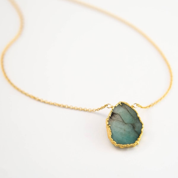 Raw Emerald Necklace, May Birthstone Jewelry, Gemstone Slice Pendant Necklace, Layered Necklaces, Boho Jewelry, Gold Crystal Emerald Pendant