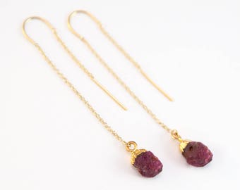 Boucles d'oreilles rubis brut avec pierre de naissance de juillet, fils de pierres précieuses naturelles brutes, fils d'oreilles remplis d'or 14 carats, cadeau d'anniversaire, cadeau pour petite amie, TH-N