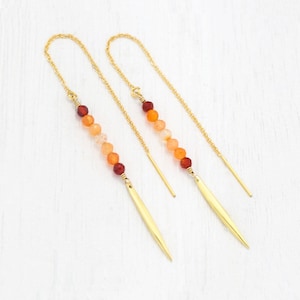 Brincos de barra de cornalina ombré, delicados enfiadores de ouro, brincos de declaração laranja, presente de pedra preciosa, corrente de rosca, feito à mão