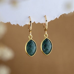 Raw Emerald Huggie Hoop Earrings, May Birthstone Hoops, cute earrings, gold hoop earrings, friend birthday gift, Trendy Summer jewelry