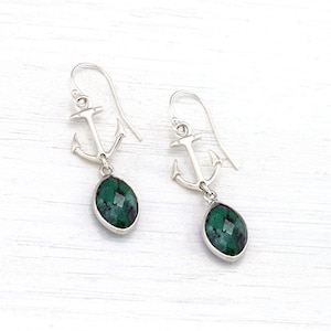 Natürliche rohe Smaragd Anker Charm Ohrringe, Wasserboot Schmuck, Sterlingsilber Edelstein Ohrringe, Mai Birthstone Geschenk für Frauen