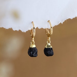 Raw Black Onyx Crystal Hoop Earrings Gold, Stone of Protection, Black Crystal Huggies, Trendy Summer Jewelry, Huggies Earrings Set