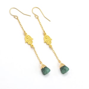 Pendientes largos minimalistas de cristal de esmeralda en bruto, pendientes con dije de mano de Fátima, pendientes con piedra de nacimiento de mayo, pendientes largos de cristal de esmeralda verde.