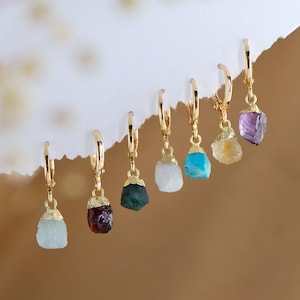 Aros de cristal crudo Huggies oro, pendientes de aro de cristal, abrazos de piedra de nacimiento, pendientes de encanto, aros pequeños pequeños y delicados, pendientes minimalistas