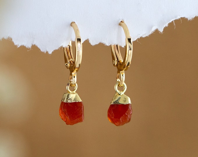 Raw Carnelian Crystal Huggies Hoops Gold, Orange Crystal Hoop Earrings, Summer Jewelry, Trendy Earrings, Cool Jewelry, Minimalist earrings