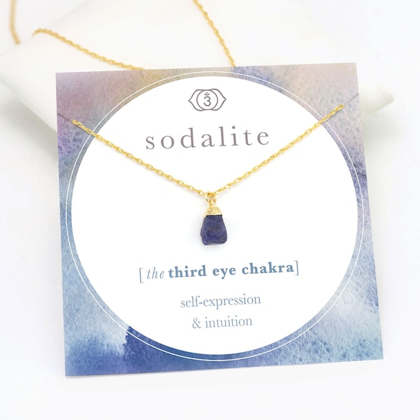 Sodalith Halskette Gold, Yogi Chakra Intuition Kristall Sommer Schmuck Geschenk, winziger minimalistischer marineblauer Edelstein Anhänger, Halskette auf Karte