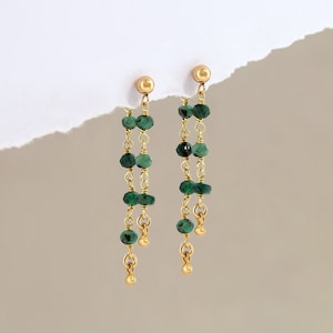 Pendientes colgantes de esmeralda en bruto, delicados y ligeros con cuentas, regalo de joyería con piedra natal de mayo, borla con tachuelas delanteras y traseras, joyería para dama de honor