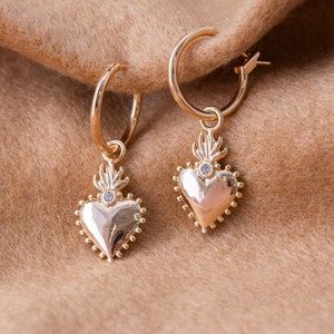 Sacred Heart Charm Huggies, kleine Huggie Hoops met gepofte hartbedel, Y2K trendy sieraden, alledaagse oorbellen, eenvoudig zirkoniakristal