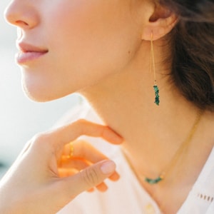 Dainty Emerald Threader Earrings, Natural Raw Emerald Drop Earrings Gold Filled, May Birthstone Birthday Gift for Girlfriend, Crystal Chips