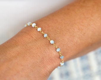 Delicato braccialetto con perline opale blu, regalo da damigella d'onore per l'equipaggio di qualcosa di blu, braccialetto impilabile per tutti i giorni, gioielli estivi da spiaggia, matrimonio minimalista