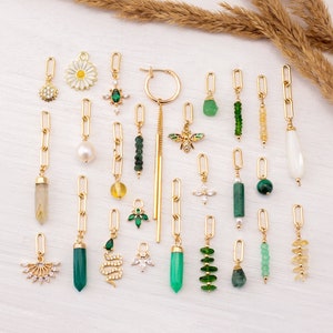 Multi Charm Hoops, Lindo Conjunto de Brincos de Pérolas com Cristal Esmeralda Delicado, Brincos de Charme Adicionais, Huggie Hoops com Charme, Tendências em Joias 2023