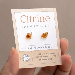 Puede incluir: Pendientes de cristal de citrino en una tarjeta con el texto "Citrine Crystal Collection", "Solar Plexus Chakra", "Chakra de crecimiento personal. Estabilidad. Y empoderamiento."
