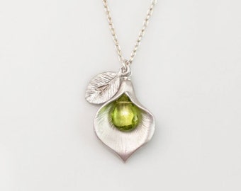 Collier péridot avec pierre de naissance, cadeau d'anniversaire d'août, initiales personnalisées de bijoux pour maman, pendentif en argent personnalisé, collier floral bohème de lys calla