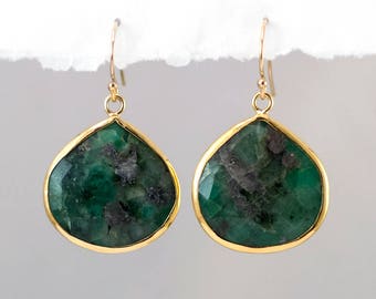 Raw Emerald Earrings Gold, May Birthstone Earrings, Jewelry Trends, Green Stone Earrings Dangle, Semi Precious Stone, Statement Earring Gift