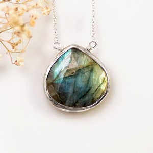 Collier larme labradorite, bijoux en argent sterling, lunette sertie de pierres précieuses, pendentif labradorite naturelle, cadeau céleste pour elle