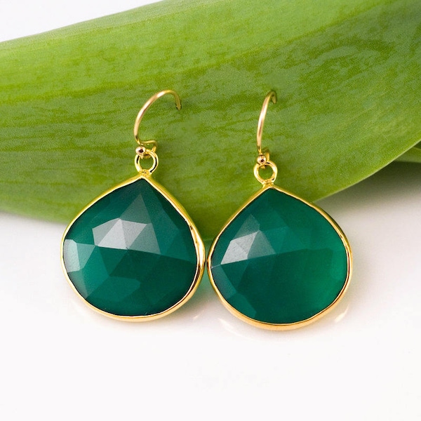 Groene Onyx oorbellen goud, statement oorbellen, drop oorbellen goud, mei Birthstone cadeau, groene stenen oorbellen, vakantie sieraden cadeau, moeder cadeau