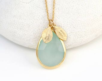 Aqua Chalcedoon ketting, maart Birthstone ketting, gepersonaliseerde eerste ketting, gestempelde sieraden, edelsteen kristallen hanger, cadeau voor BFF