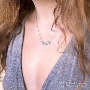 Pu&ograve; includere: Una collana delicata con tre pietre di larimar blu chiaro su una catena in oro rosa. La collana &egrave; lunga 45,7 cm. LARIMAR & ROSE GOLD 18 INCH LENGTH