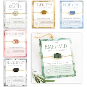 Pu&ograve; includere: Set di dieci braccialetti di cristallo con catene dorate e pietre di diversi colori. Ogni braccialetto ha una carta con un simbolo del chakra e una citazione sul significato della pietra. Le pietre includono quarzo solare, occhio di tigre, opale blu, rodocrosite, smeraldo grezzo e druzy nero.