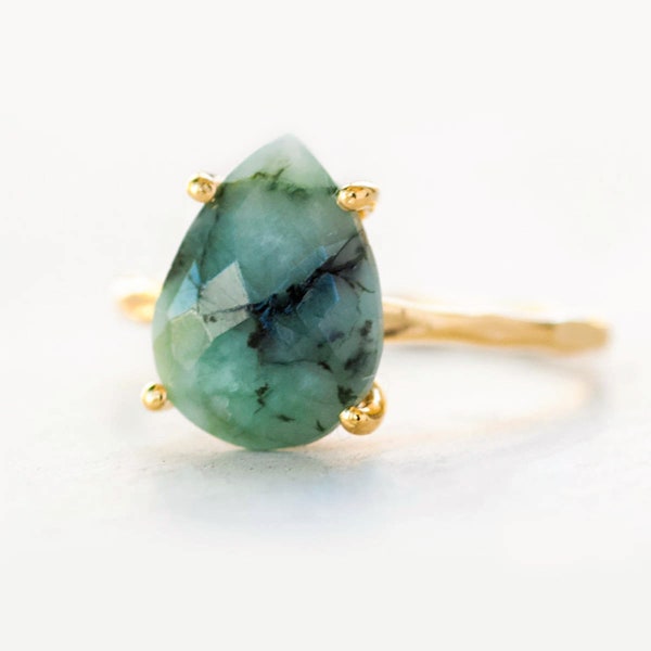 Raw Emerald Ring Gold, May Birthstone Ring, Raw Gemstone Ring, Solitaire Stone Ring, Stacking Ring, Tear Drop Ring, Birthday Gift for Her