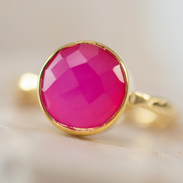 Bague magenta Viva, bague calcédoine rose fuchsia - bague avec pierres précieuses - bague à empiler - bague or vermeil - bague ronde, bijoux d'été