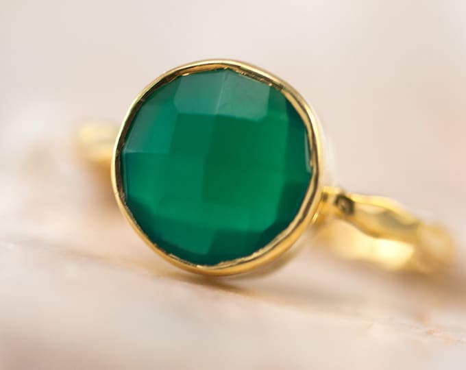 Green Onyx Ring Gold, Solitaire Stone Ring, Green Stone Ring, Stackable Ring, Round Stone Ring, Hammered Ring, Gift For Her,