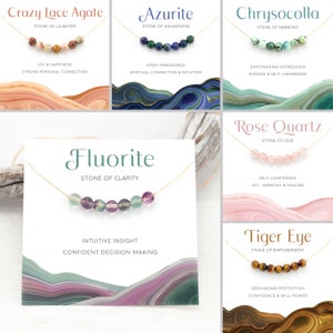 Puede incluir: Un collage de diez collares de piedras preciosas diferentes, cada uno con una tarjeta que describe el nombre de la piedra, sus propiedades y su significado. Los collares se muestran en una variedad de fondos, incluyendo rosa, verde y marr&oacute;n.