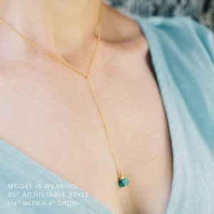 Puede incluir: Un collar de cadena de oro con un colgante de piedra preciosa verde. El collar mide 50,8 cm de largo y es ajustable a 40,6 cm con una ca&iacute;da de 10,2 cm.